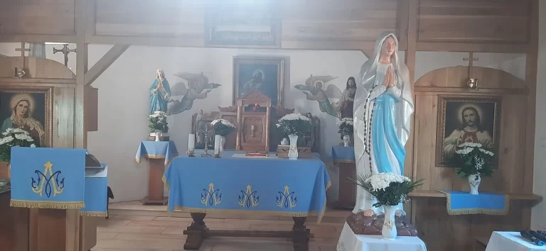 Statuia Fecioarei Maria restaurata